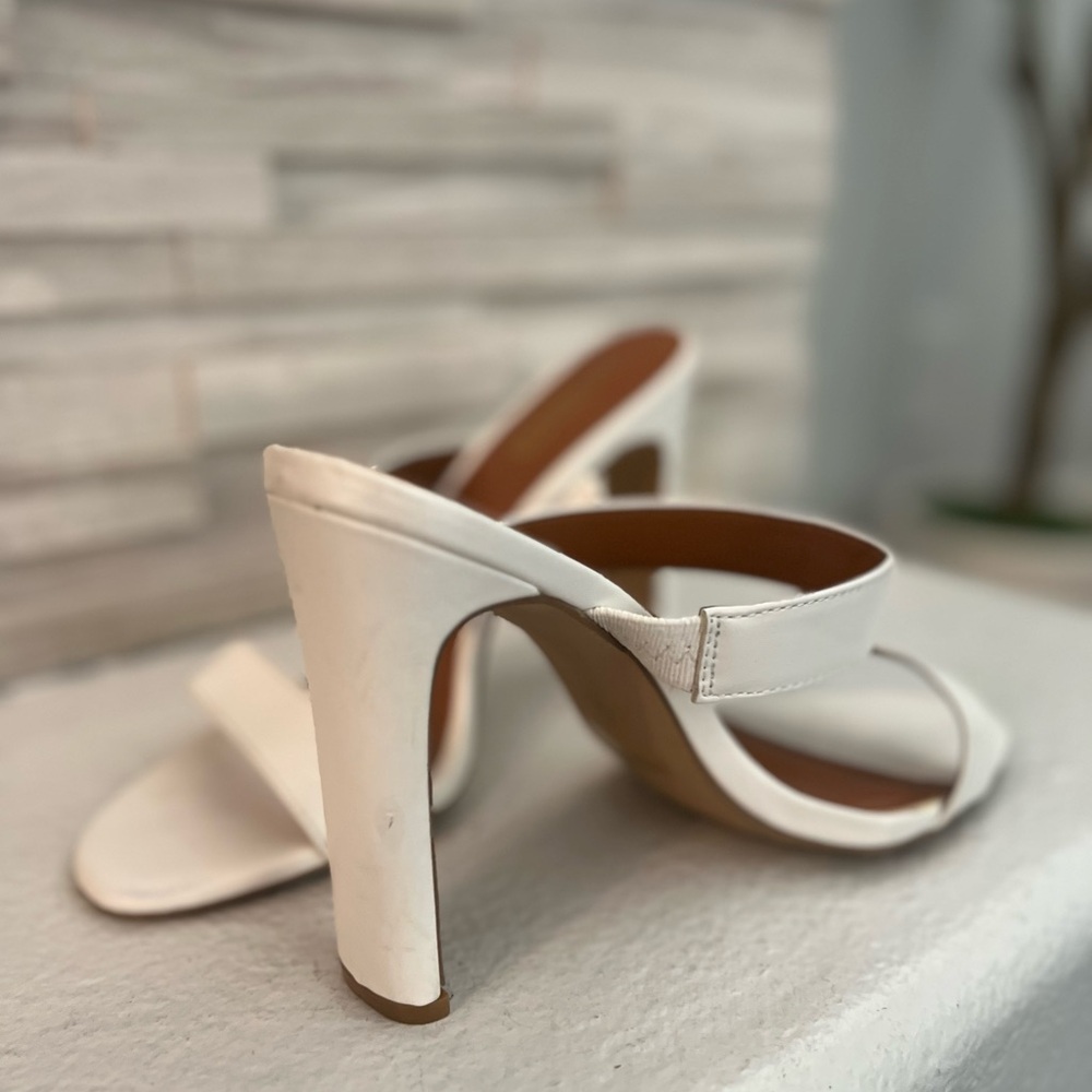 Elegant White Heeled Sandals - Picture 5 of 6